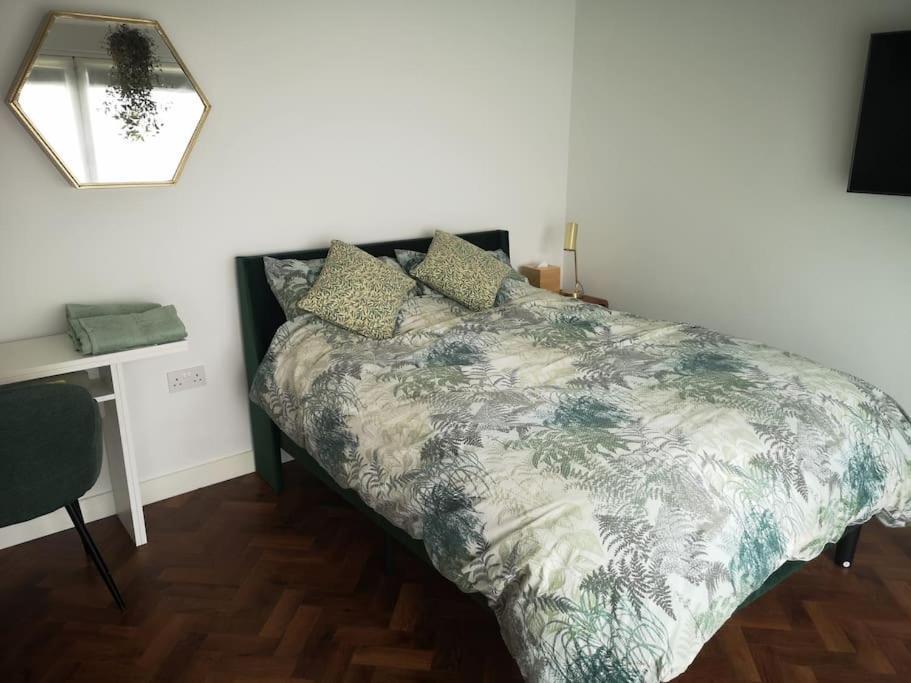 Stylish Apartment In Horsham With Parking And Own Entrance Exterior foto